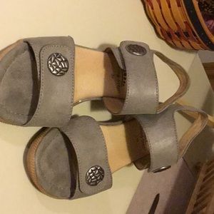 Gray spring step sandals